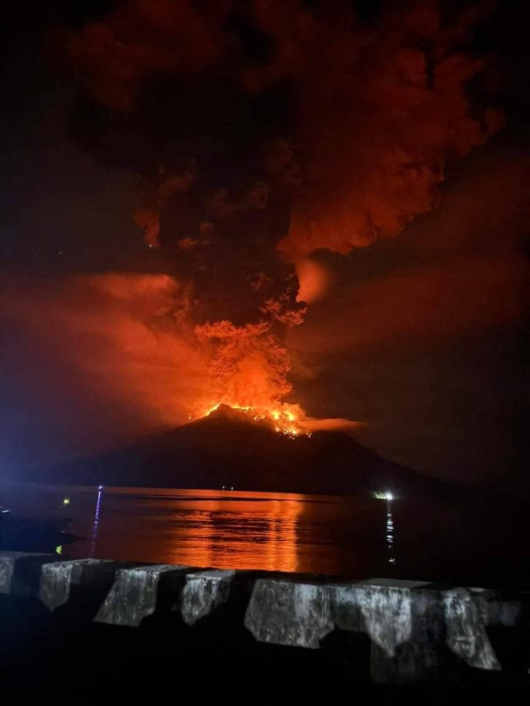 В Индонезии эвакуировали почти всех жителей одного острова из-за извержения вулкана