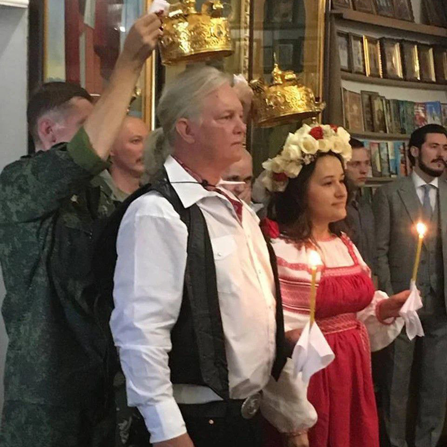 Венчание Рассела и его жены Людмилы в церкви