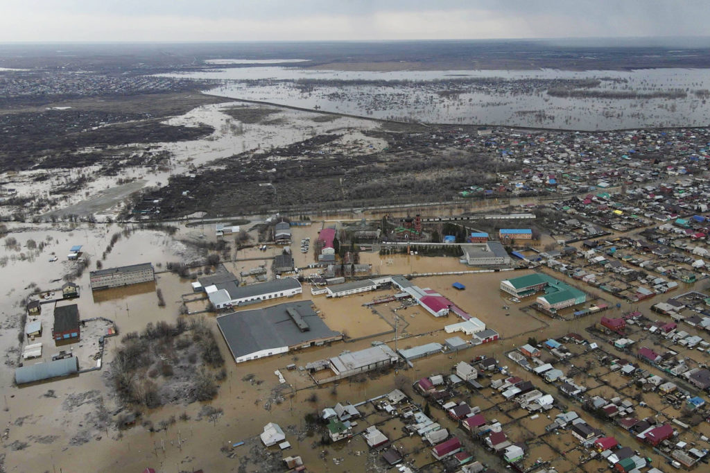 Вид на затопленную территорию после прорыва дамбы в городе Орск Оренбургской области, 6 апреля 2024 года.