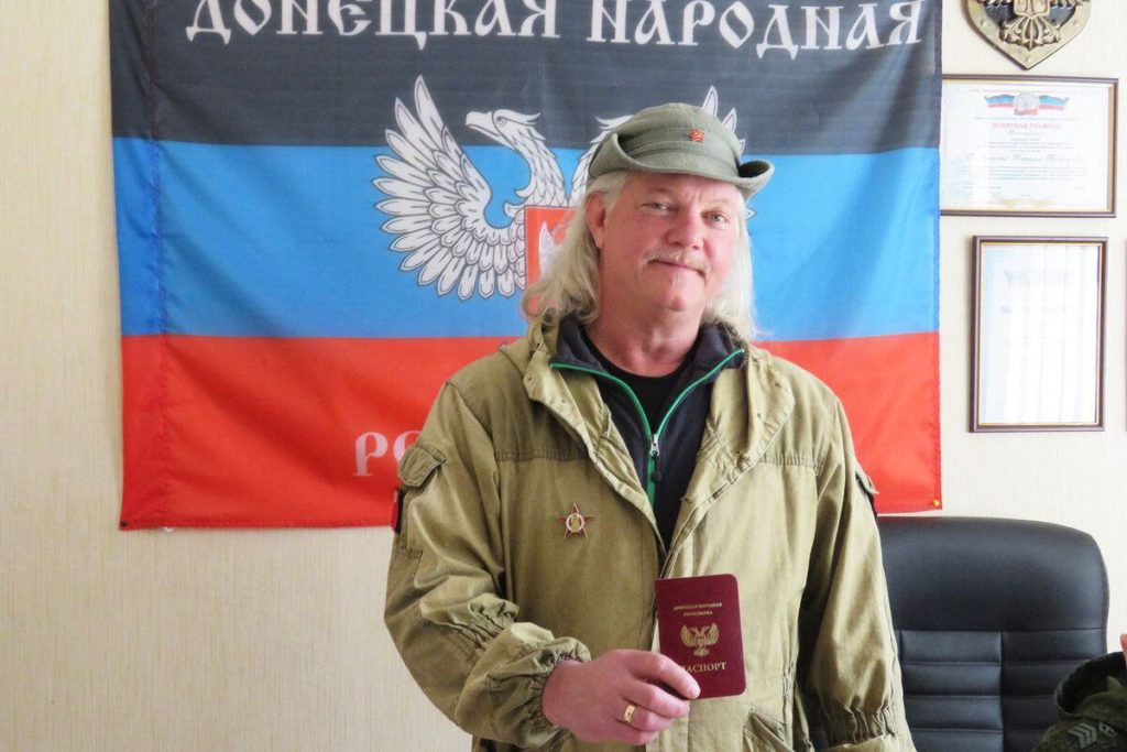Рассел Бентли с паспортом ДНР.