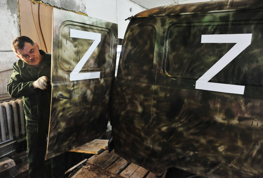 Волонтер подготавливает УАЗ-452 для нужд российских военных в Украине, Тамбов
Медики рассказали об оказании помощи на передовой