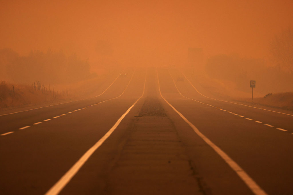 Дорогу заволокло дымом от лесных пожаров, Чили, 2023 год. 