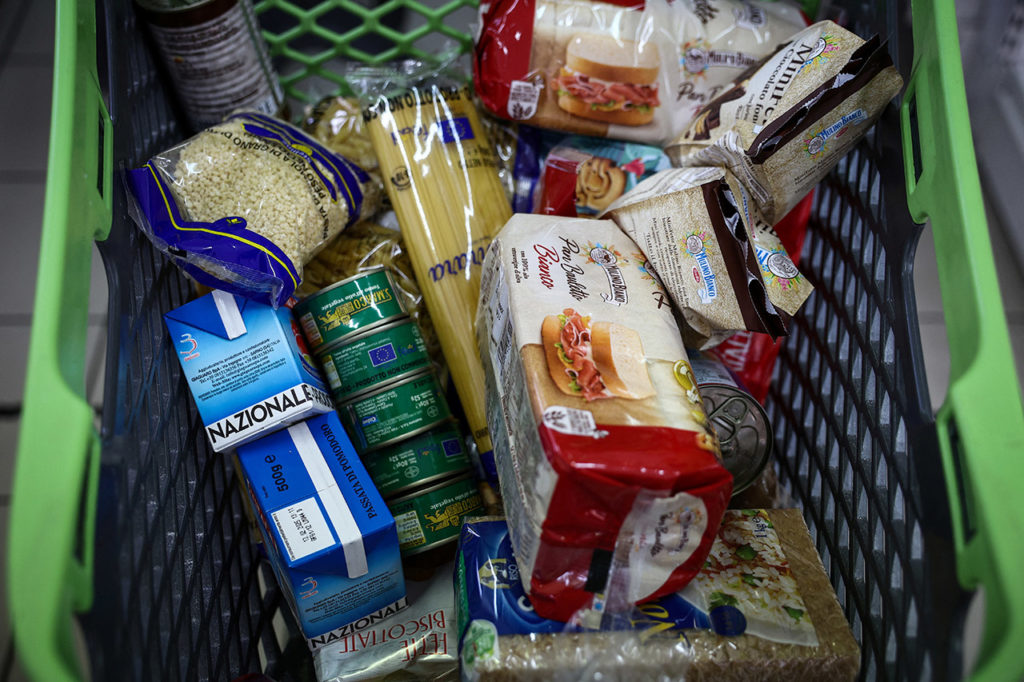 Бывший кузнец Доменико (57 лет) покупает продукты в супермаркете Emporium, который финансируется на деньги из фонтана Треви. Покупатели из уязвленных слоев населения могут воспользоваться здесь карточной системой