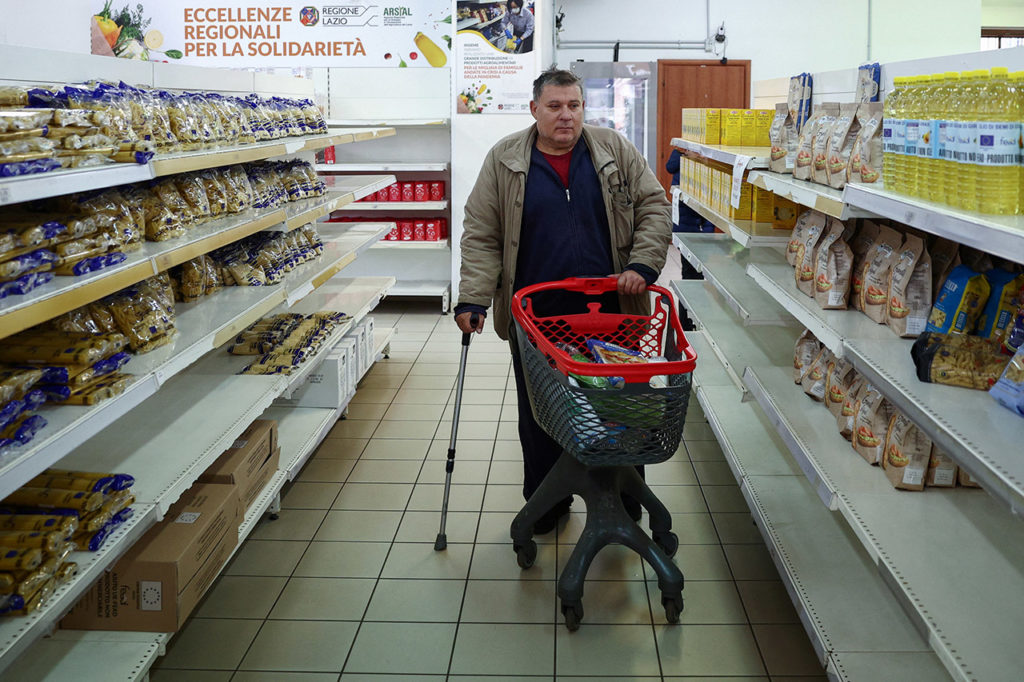 Бывший кузнец Доменико (57 лет) покупает продукты в супермаркете Emporium, который финансируется на деньги из фонтана Треви. Покупатели из уязвленных слоев населения могут воспользоваться здесь карточной системой
