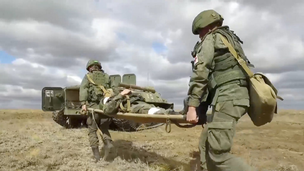 Солдаты российской армии выносят раненых на поле боя в прифронтовой полосе

Медики рассказали об оказании помощи на передовой
