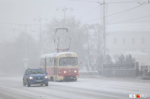 Свердловскую область накрыл аномальный снегопад