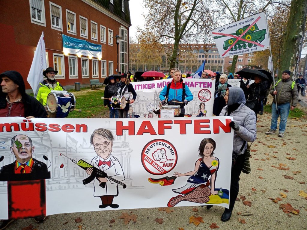 Митингующие с плакатами AKiZ в Саарбрюккен, 18 ноября 2023 года. Фото: roteliniesaarbruecken / Telegram
