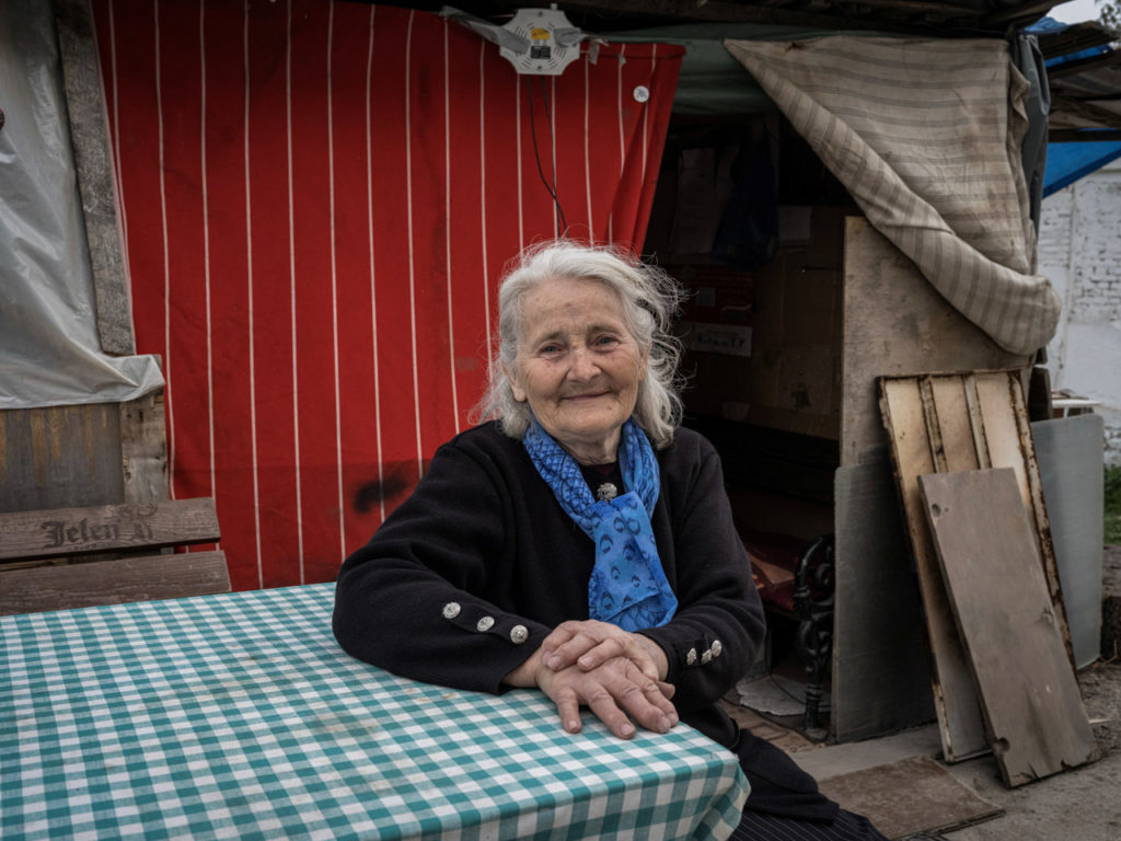 78-летняя домохозяйка Вукослава Радивоевич недалеко от баррикады в Кривели. 3 апреля 2024.