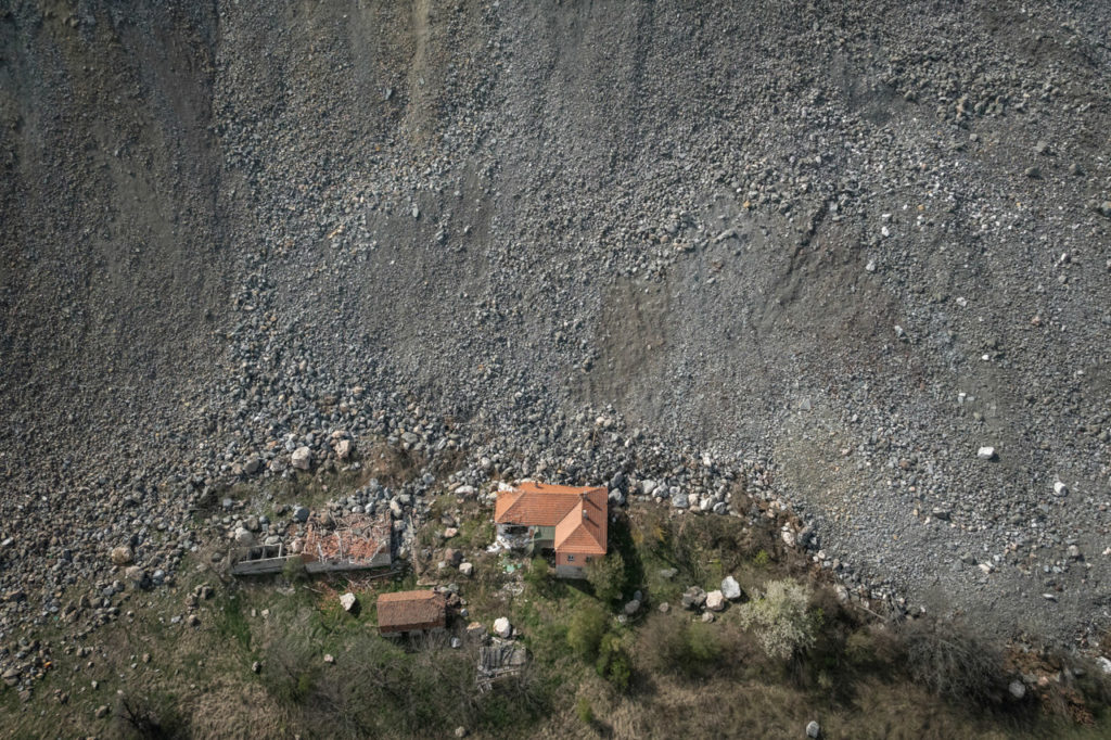 Разрушенный дом вблизи шахты открытого типа недалеко от Кривели. 4 апреля 2024. 