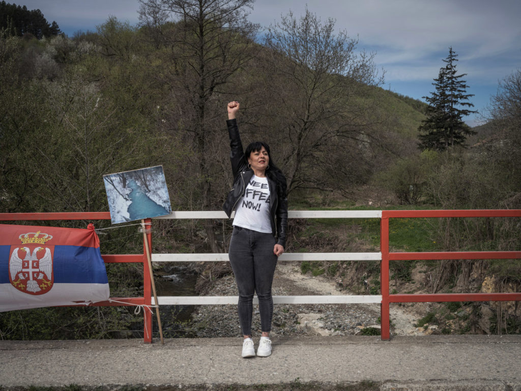 38-летняя Тамара Новакович стоит на баррикаде на мосту в деревне Кривели. 4 апреля 2024.