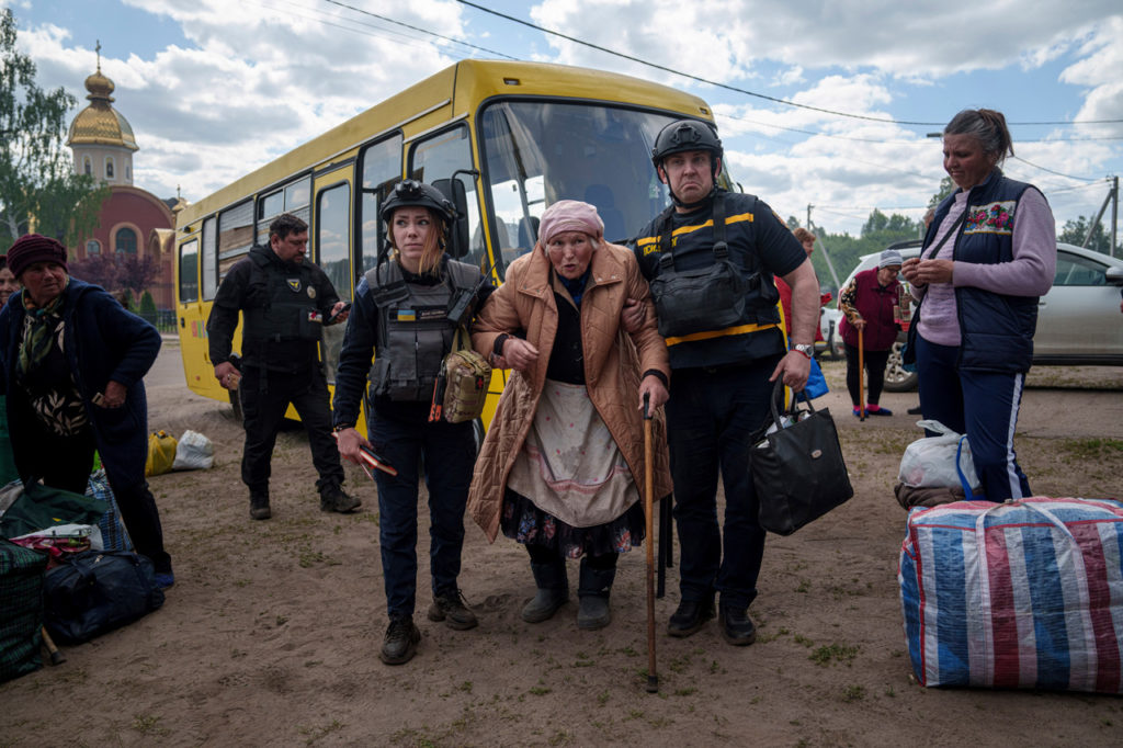 Спасатели помогают местным жителям эвакуироваться из Волчанска, 11 мая 2024 года.