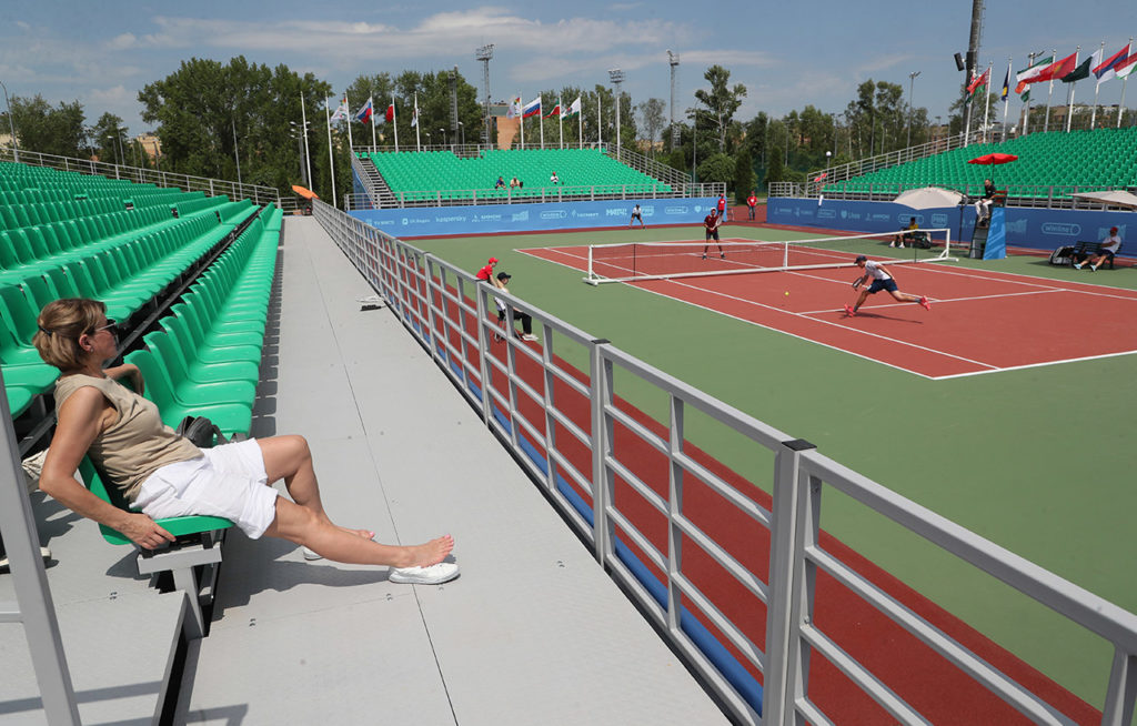 Трибуны на соревнования по теннису, 13 июня. В России проходят Игры БРИКС