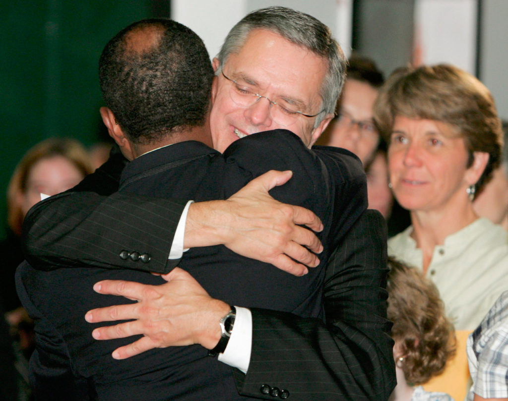 Роберт Комптон обнимает своего партнера Дэвида Уилсона после того, как они подали заявления на получение разрешения на брак в мэрии Бостона, 17 мая 2004 года. Они стали первой гей-парой, получившей такое разрешение. Однополые браки в США укрепили институт семьи