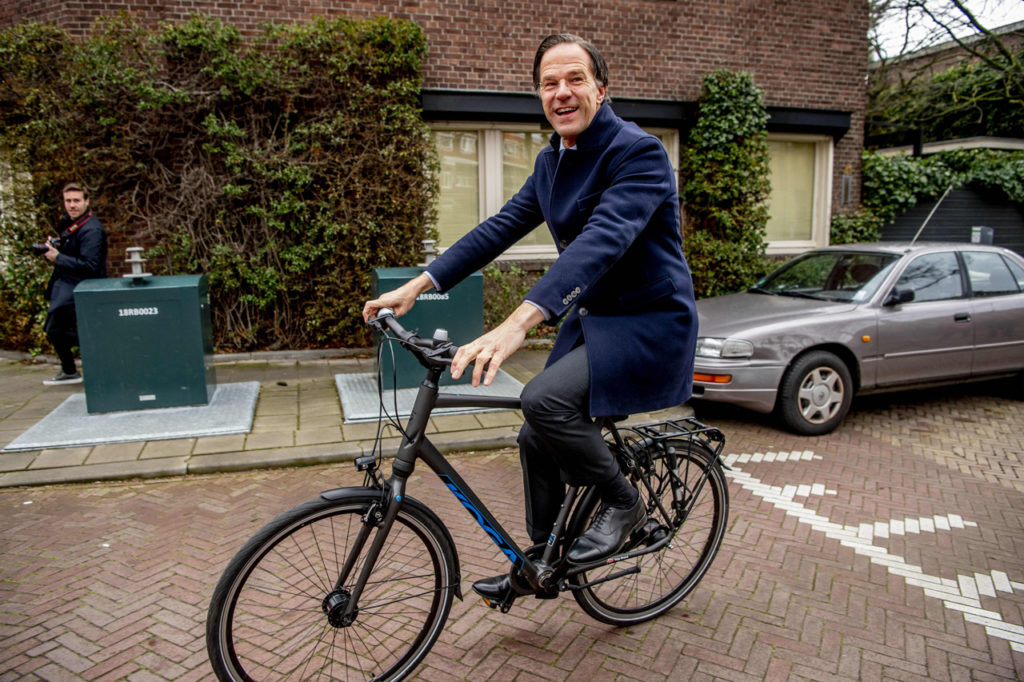 Марк Рютте приезжает на избирательный участок во время выборов в Палату представителей в Гааге, 17 марта 2021 года