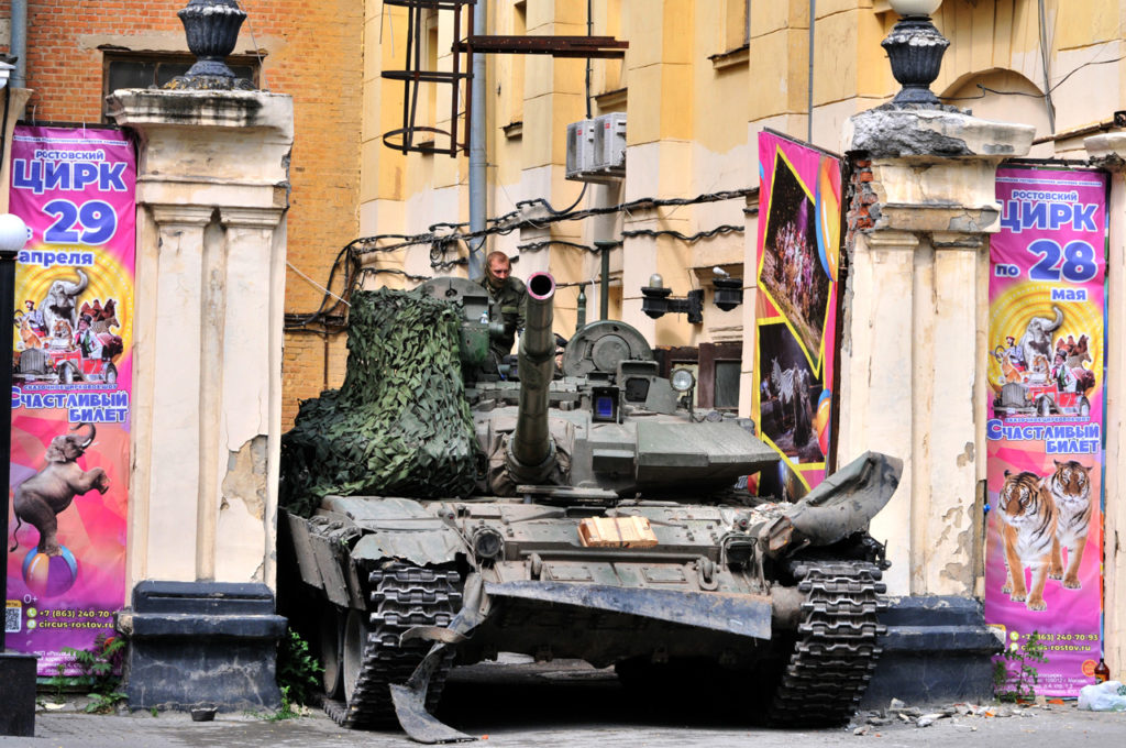 Танк ЧВК «Вагнер» блокирует дворовой проезд около штаба Южного военного округа России в Ростове-на-Дону, 24 июня 2023 года.