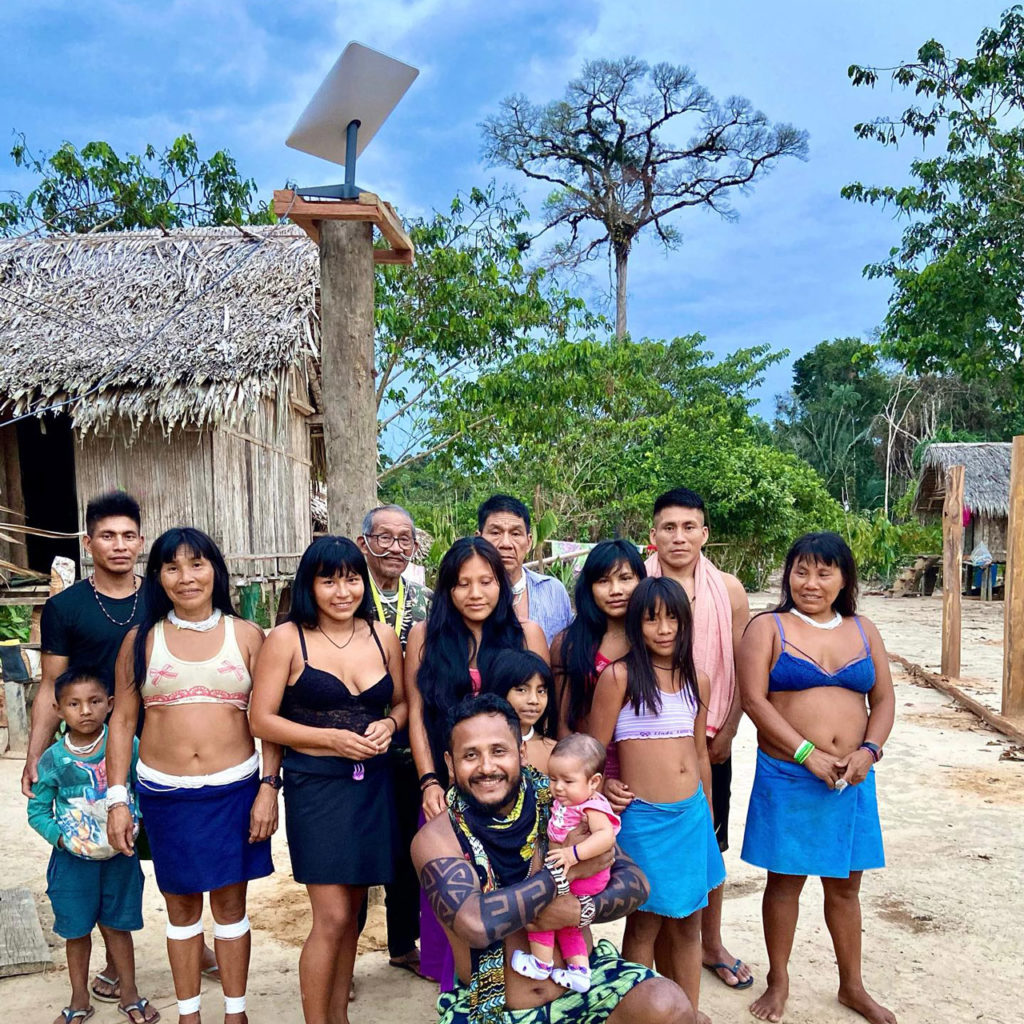 Изолированному племени Амазонки провели интернет от Илона Маска