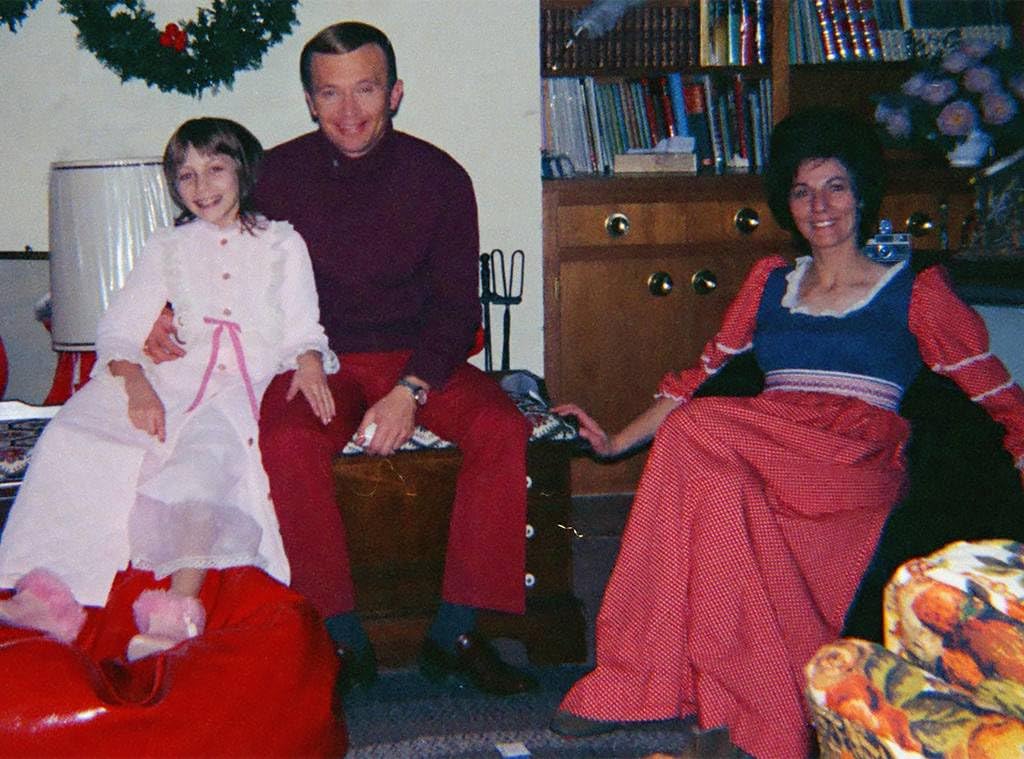 10-летняя Джен Броберг, Роберт Берхтольд и Мэри Энн Броберг на Рождество