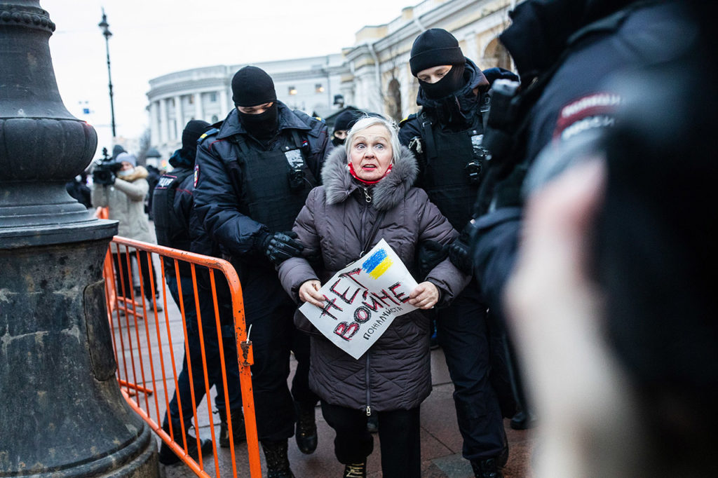 Людмила Васильева на антивоенном митинге в Санкт-Петербурге. 24 февраля 2022 года.