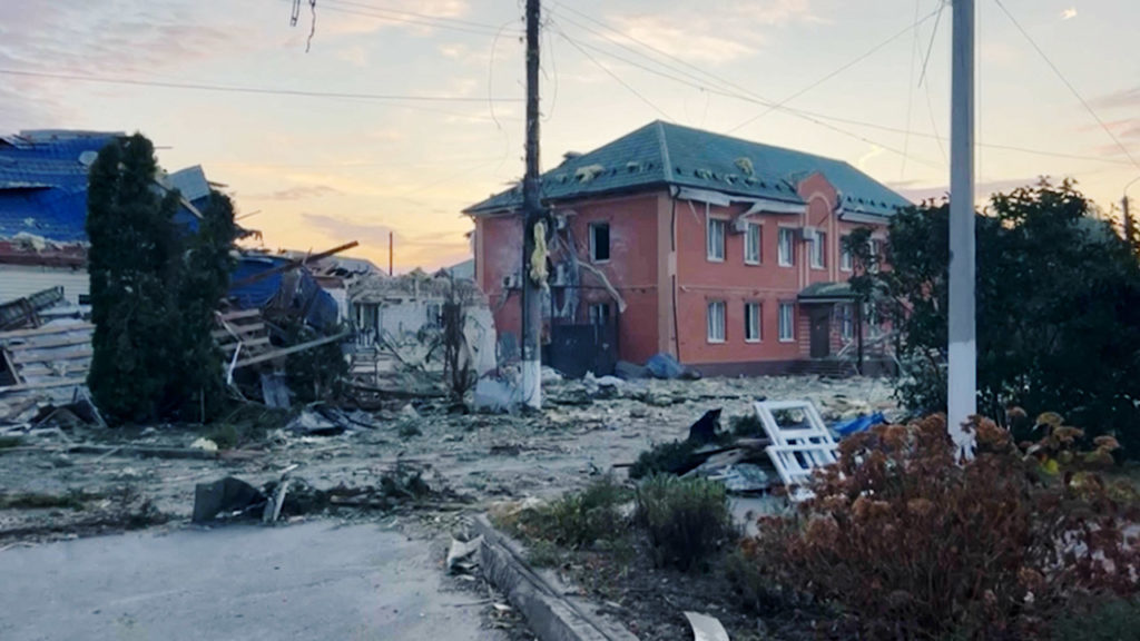 Разрушенные здания в городе Суджа