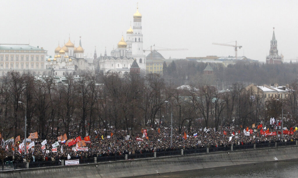 Протестный митинг против нарушений во время парламентских выборов на Болотной площади в Москве 10 декабря 2011 года