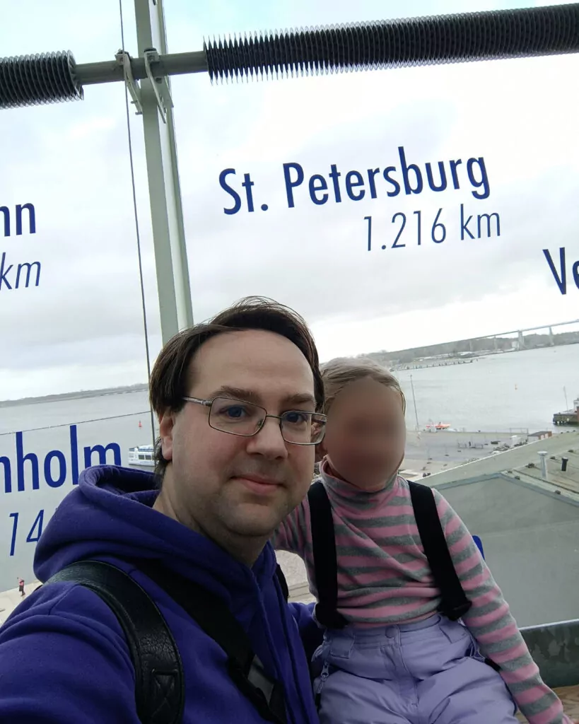 Переезд в Германию. В 2022 году на 36-летнего Бориса Романова завели уголовное дело за «военные фейки». Он два месяца провел в СИЗО, а после освобождения смог уехать в Германию. Там у его жены обострилось психическое расстройство, она перестала есть и вскоре умерла.