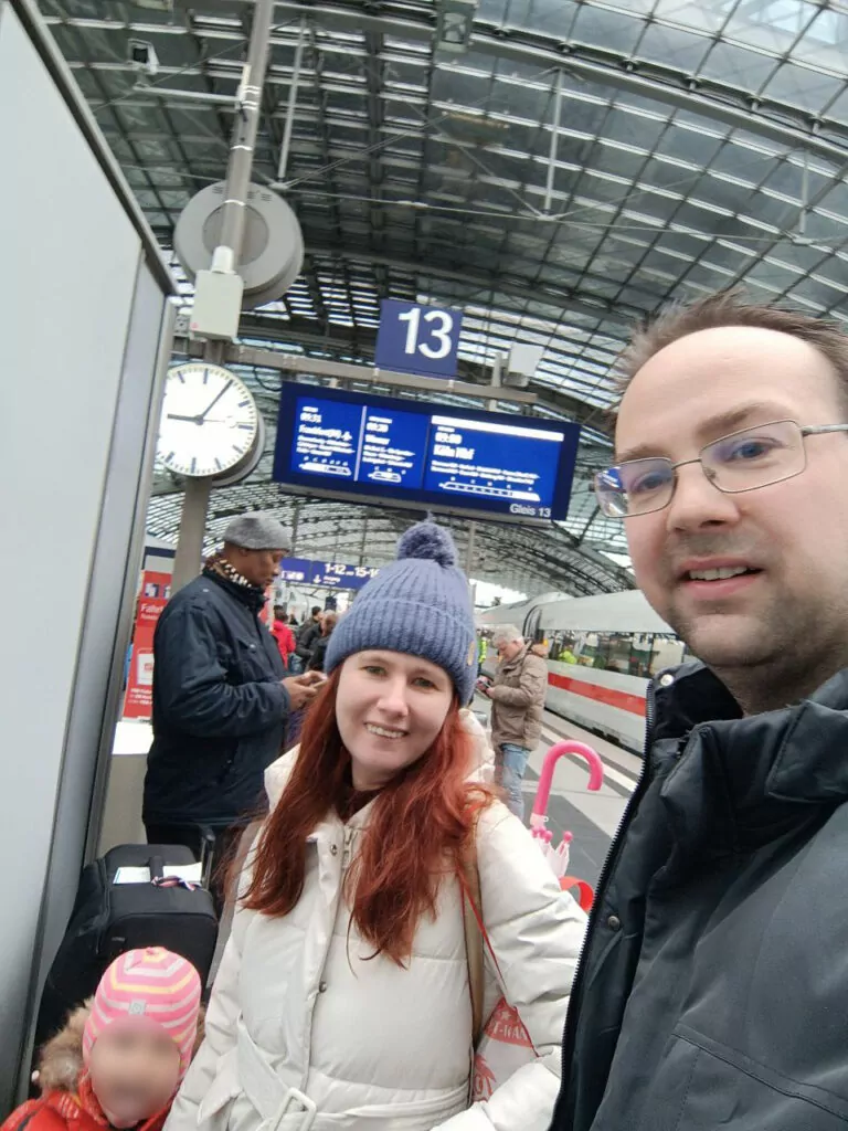 Переезд в Германию. В 2022 году на 36-летнего Бориса Романова завели уголовное дело за «военные фейки». Он два месяца провел в СИЗО, а после освобождения смог уехать в Германию. Там у его жены обострилось психическое расстройство, она перестала есть и вскоре умерла.